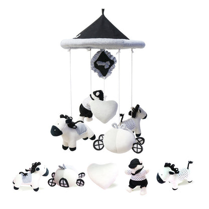 白黒コントラストの回転式ベビーモビール正面画像
