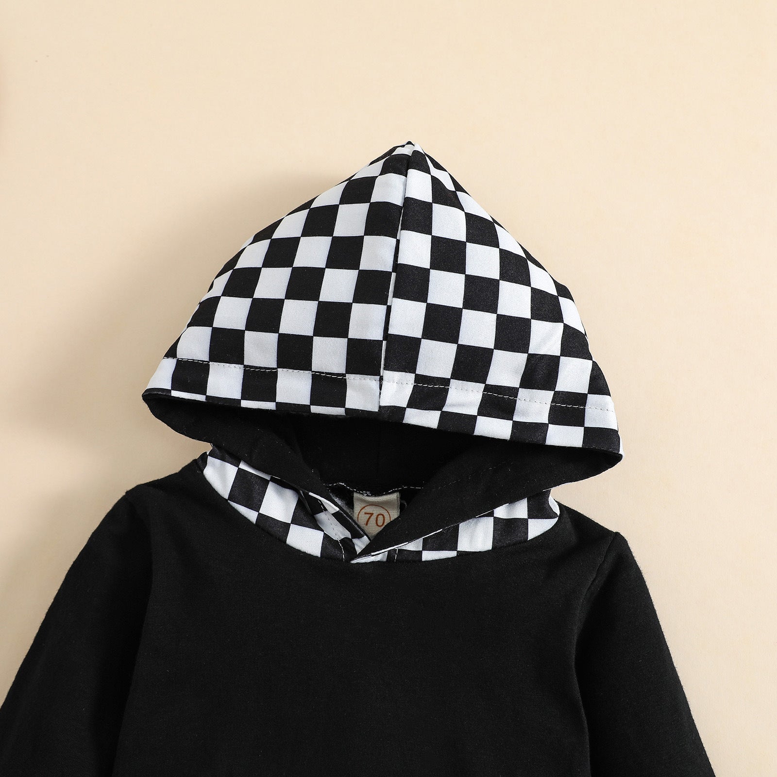 モノトーンカラーで統一されたカジュアルなベビーウェア
