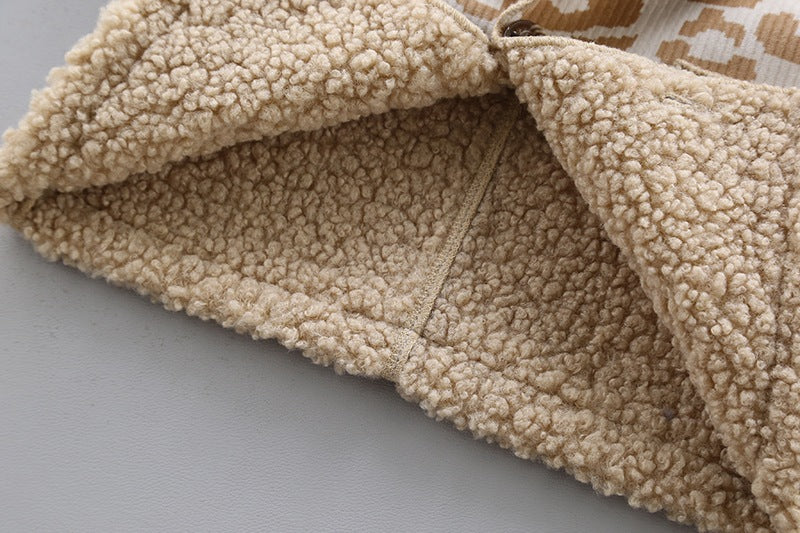 裾裏までふわふわボアが敷き詰められたベージュキッズジャケット内側仕様 暖かい子ども冬アウター
