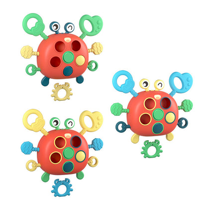 ソファ横の生活シーンで見せるレッドのかに型ベビートイ 斜め
