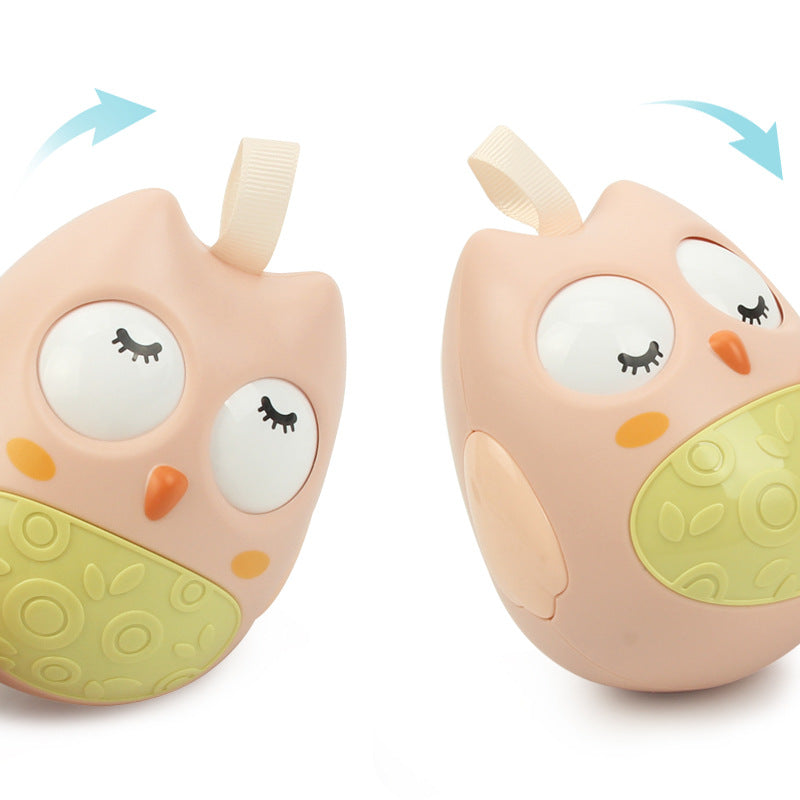 白い背景の上でベージュカラーのフクロウタンブラーが二つ並び、左右に傾きながら揺れている様子を矢印で表現した写真
