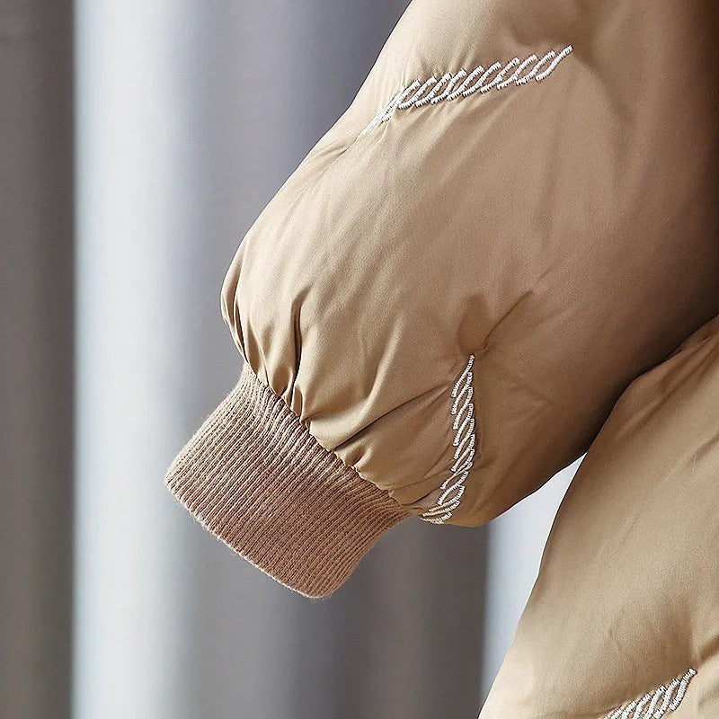 大きなバックリボンが目立つ厚手中綿コートのディテール写真
