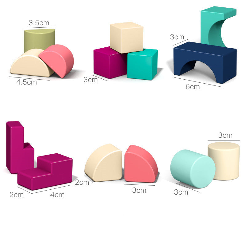 円柱や半円ブロックなどさまざまな形のパステルカラー木製ブロックを並べ、3cmや4.5cmなどサイズ表記を添えたディテール写真
