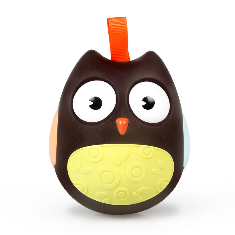 ブラウンカラーのフクロウデザインタンブラーラトルが正面を向いてゆらゆら揺れている商品写真
