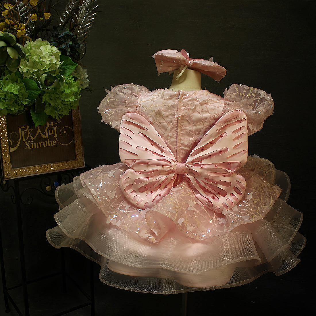 ふんわり広がるスカートの女の子用ドレス
