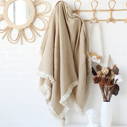 フリル付きベビーブランケット ベージュのやわらかな風合いとフリルの縁取り（おくるみ）
