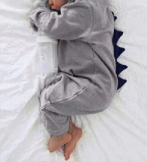 グレーカラーの柔らかい生地のベビーロンパース
