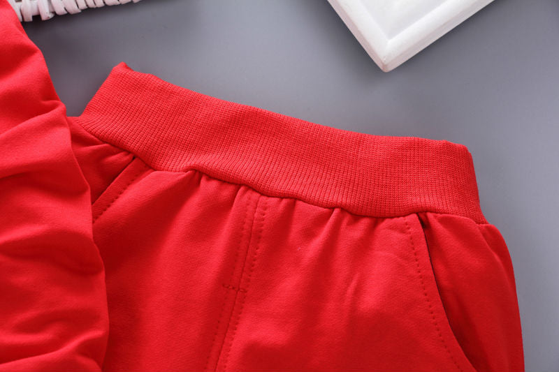 レッドの子ども用パンツのウエスト周りとリブデザインが見えるディテール画像

