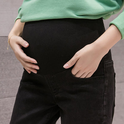 お腹まわりのフィット感がわかるマタニティパンツの着用アップ
