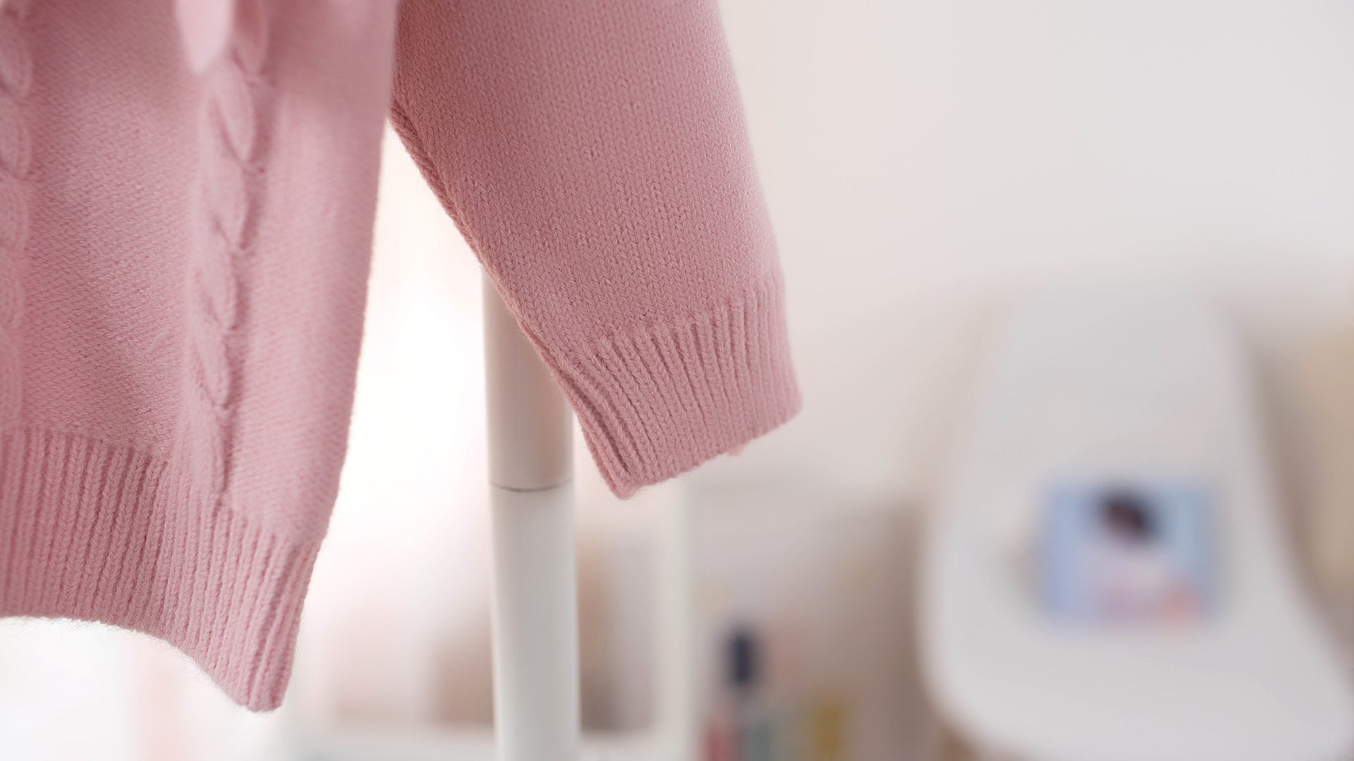 ピンクカラーのVネックベビーセーター
