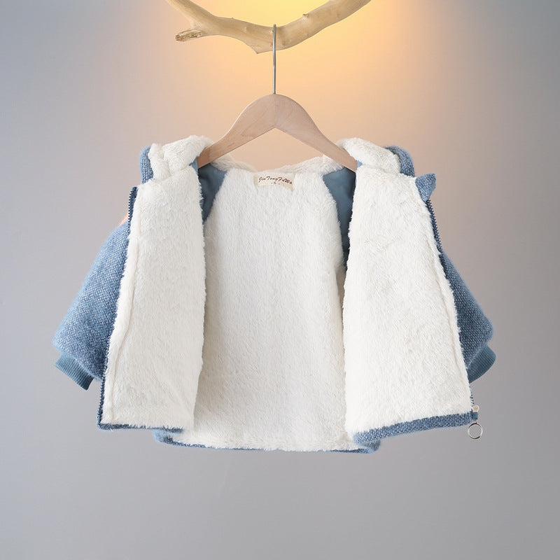 ふわふわ起毛した表面感が分かるキッズ冬用ジャケットの生地アップ
