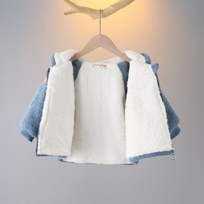 ふわふわ起毛した表面感が分かるキッズ冬用ジャケットの生地アップ
