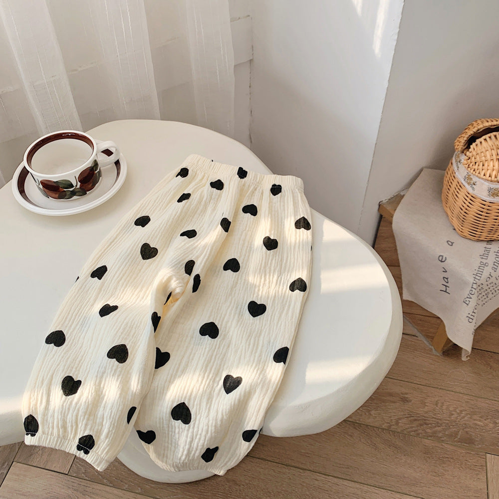 蚊が気になる季節におすすめの薄手コットンパンツ
