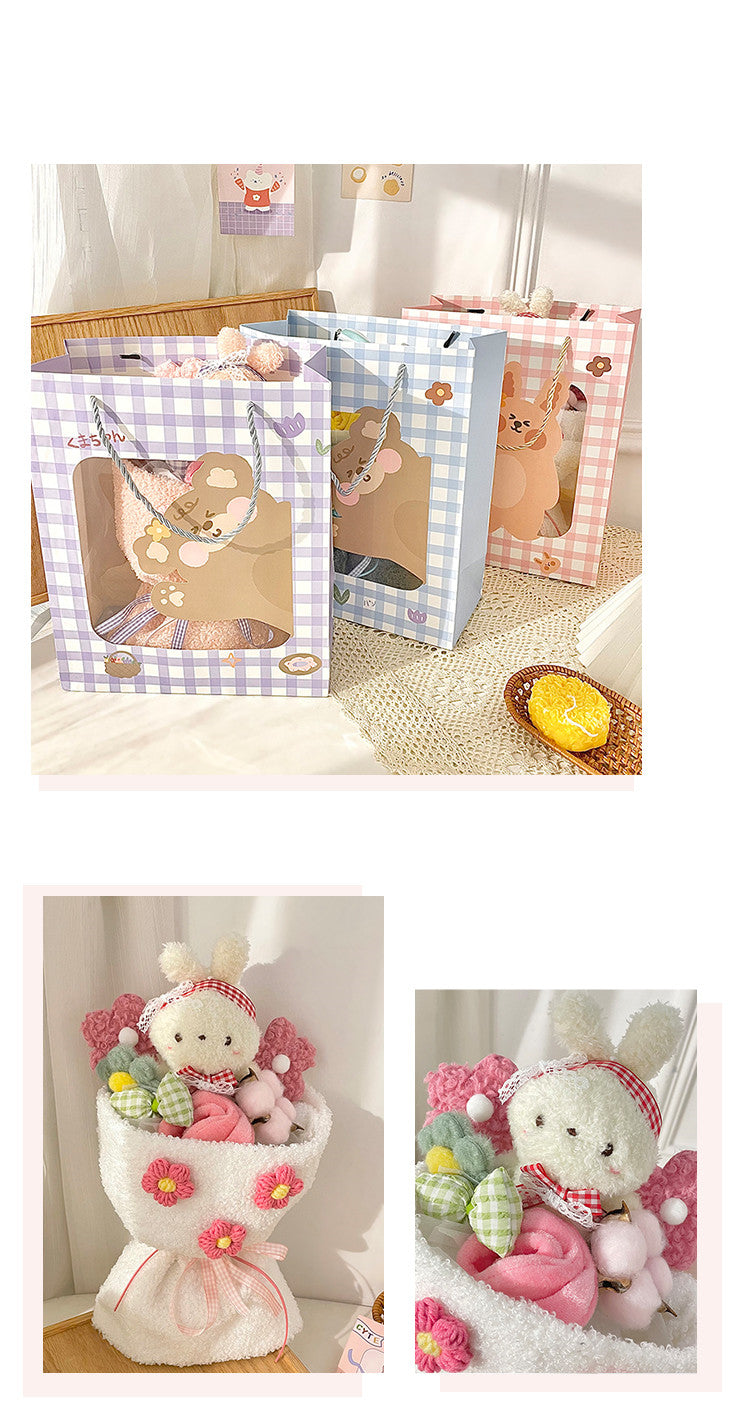 ギフトバッグにぬいぐるみ花束を入れた持ち運びイメージ
