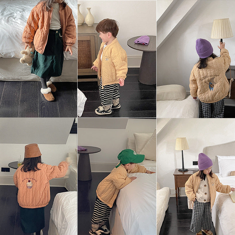 裏面側から見たシンプルデザインの男の子アウター
