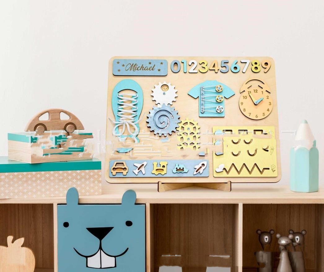 迷路トラックとひも通し付きの知育ボード
