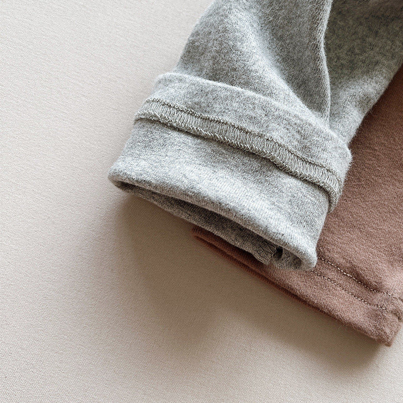 ライトグレーの子ども用コットンレギンスパンツを平置きにした画像
