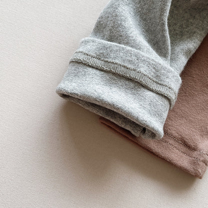 ライトグレーの子ども用コットンレギンスパンツを平置きにした画像
