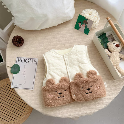 ブラウンベアポケットが目立つもこもこフリースベスト正面画像 ベビーキッズ用ノースリーブアウター
