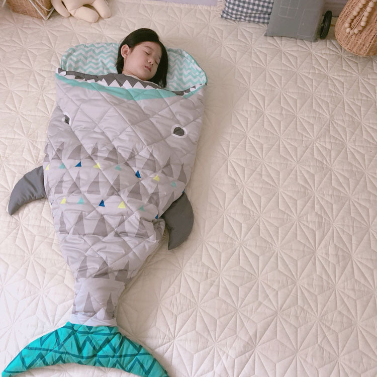 サメモチーフのグリーン系キッズ寝袋を床に広げたトップビュー（サメ キャラクター寝袋）
