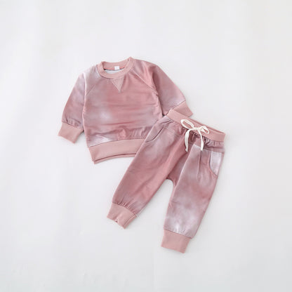 ピンクカモフラ柄トレーナーとロングパンツのやさしい色合いのキッズセット
