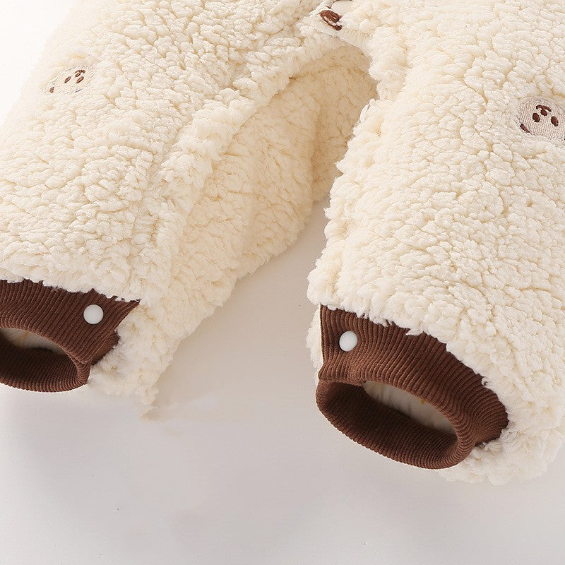 胸元とボタン部分のディテールがわかるリトルベアデザインロンパースのアップ
