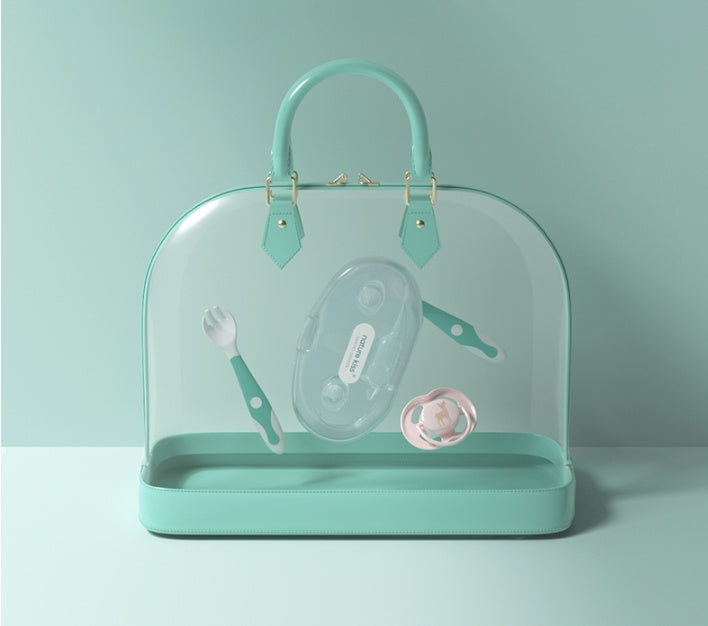 清潔に保ちやすいようタオルの上に乾かしているベビー鼻吸い器の様子
