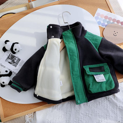 グリーンとブラックの配色ポケットが付いたキッズジャケット
