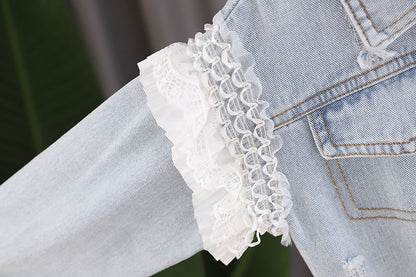 背面から見たデニムジャケットのシルエット
