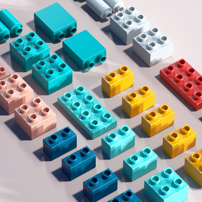 子どもがレールパーツを付け替えてコースを組み立てている様子
