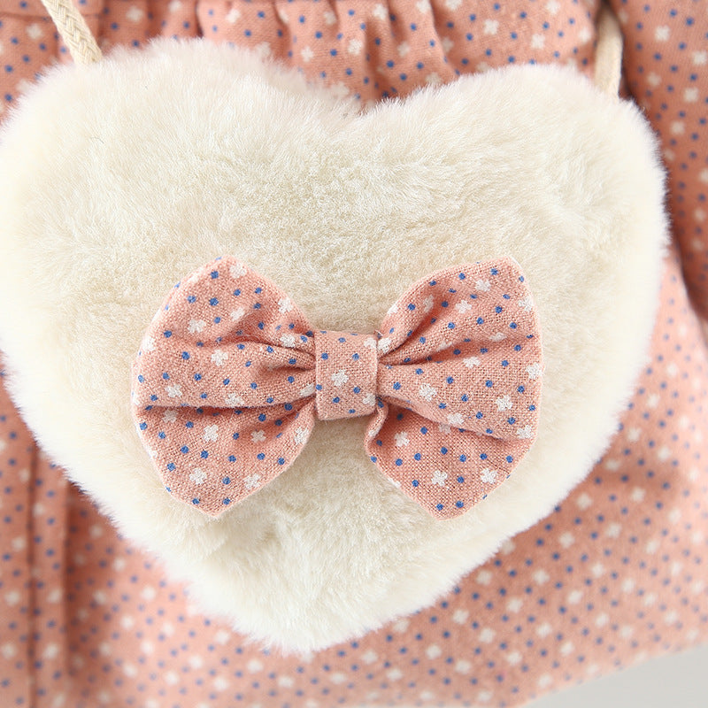 裾まわりのドット柄と無地部分のコントラストがかわいいデザイン
