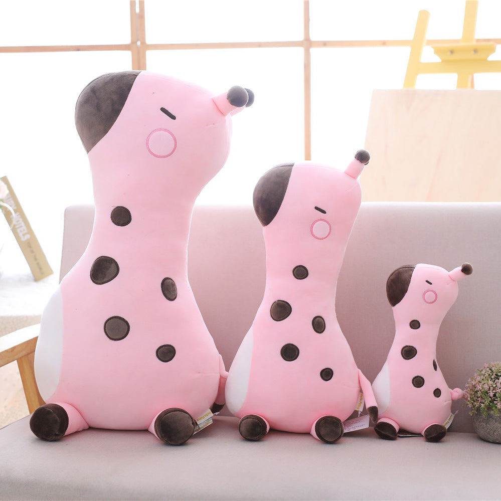 ピンク色のシカぬいぐるみを子どもが抱きしめているイメージ
