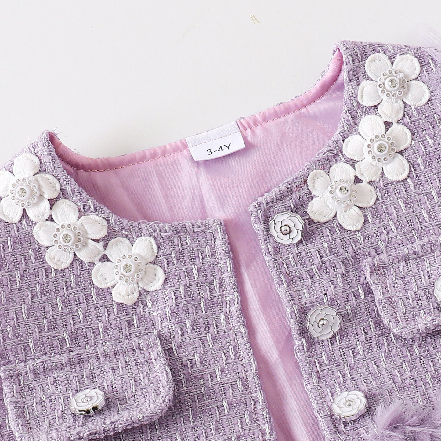 裾のフリンジが強調されたスカート部分のクローズアップ
