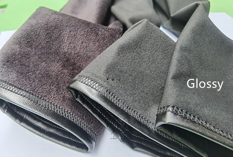 裏起毛のあたたかさが伝わるマタニティPUレザーパンツの内側ディテール
