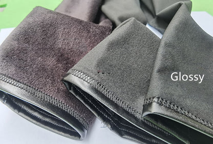 裏起毛のあたたかさが伝わるマタニティPUレザーパンツの内側ディテール
