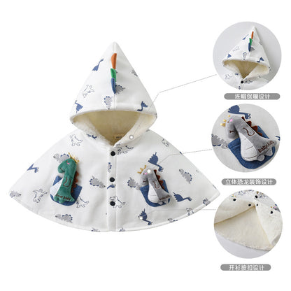 内側がやわらかそうな生地で仕立てられた厚手ベビーケープのフード部分アップ
