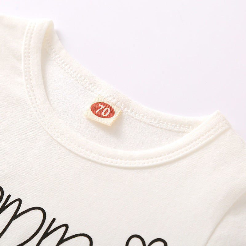 ホワイトトップスとピンクヘアバンドを組み合わせたナチュラルな春秋コーデ
