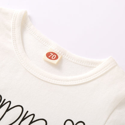 ホワイトトップスとピンクヘアバンドを組み合わせたナチュラルな春秋コーデ
