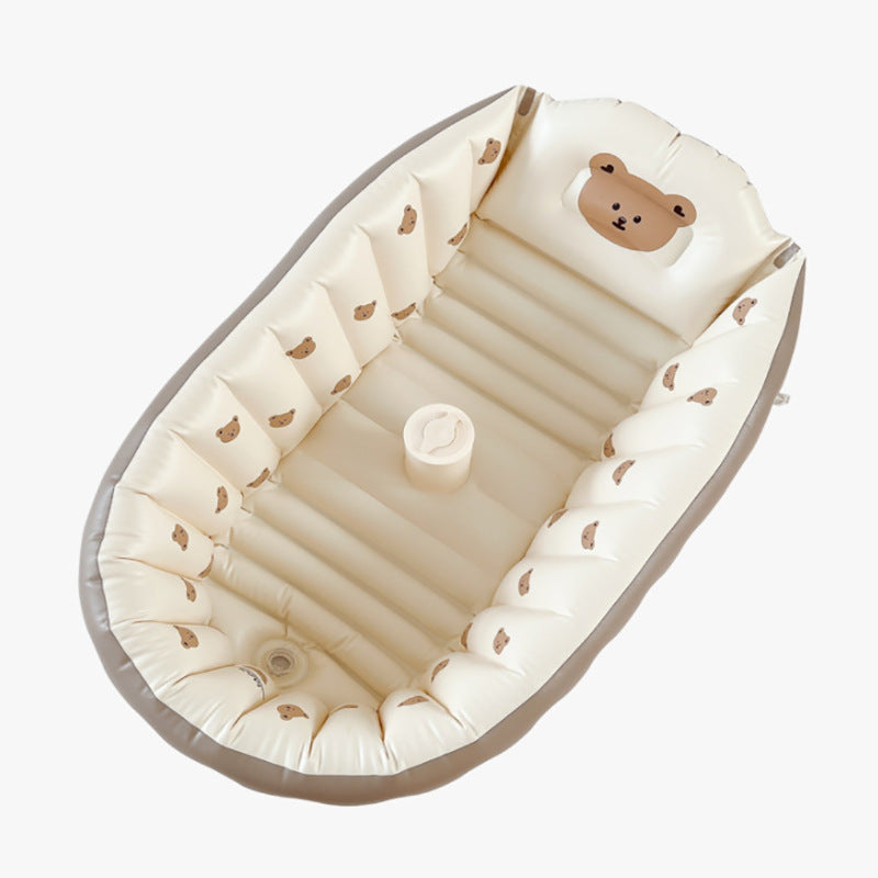 白背景の上に置かれたベージュのくま柄インフレータブルベビーバスを真上から撮影した商品画像（空気式ベビーバス・単体カット）
