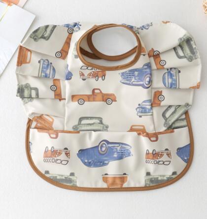 コミックカー柄の防水PUレザーお食事ビブ ウィング型ポケット付き（食べこぼし対策）
