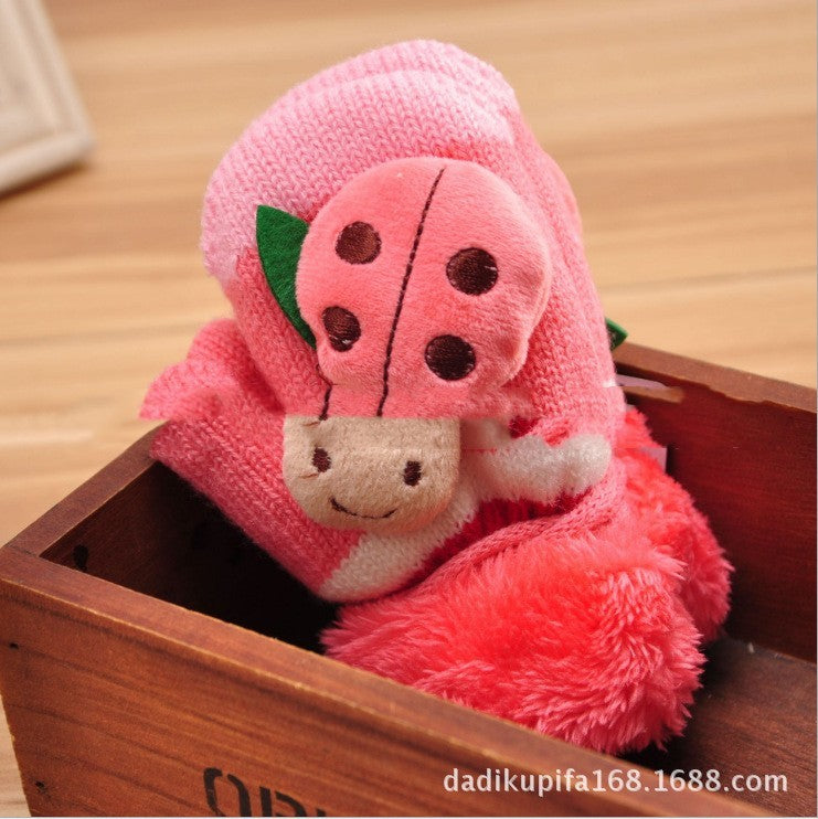 ピンクカラーのベビー手袋クローズアップ
