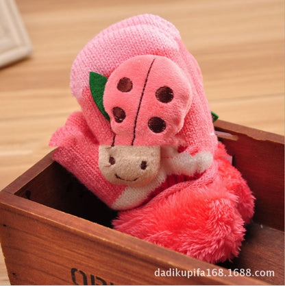 ピンクカラーのベビー手袋クローズアップ
