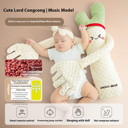 ベビーが安心して腕を預けている小麦パーム抱きまくらの近接写真
