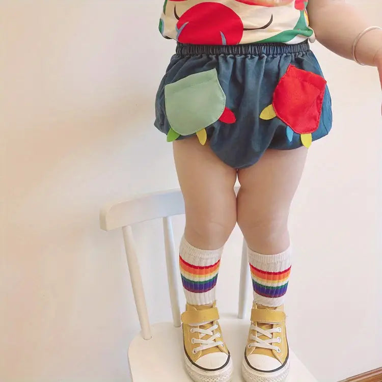 正面から見た恐竜しっぽデザインのブルーデニムショートパンツ着用イメージ
