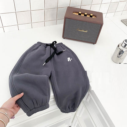 ベージュとグレーのキッズパンツカラー展開
