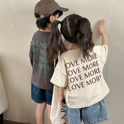 背面のLOVE MOREプリントが見える子ども半袖Tシャツの着用イメージ
