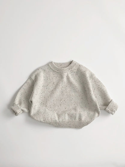 シンプルデザインのカジュアルニット
