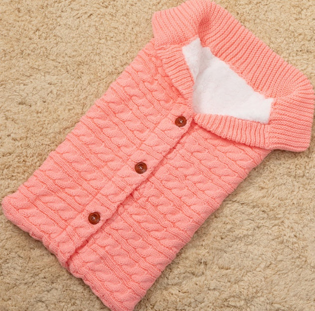 ライトピンクカラーのねじり編みニットベビー寝袋を上から撮影した商品写真（ベビー寝袋 ライトピンク ガーリー）
