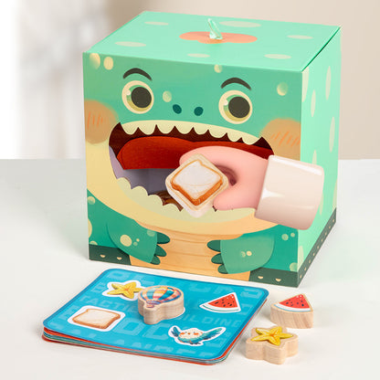 恐竜ボックスの口から木製ピースを取り出し、カードで合わせて遊ぶタッチ＆当てっこイメージ
