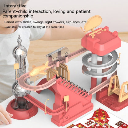 赤いコースを走る複数のサンタフィギュアと電動階段タワーのクローズアップ
